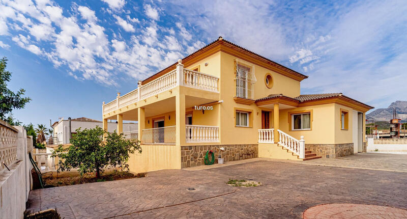 Villa for sale in La Nucia, Alicante