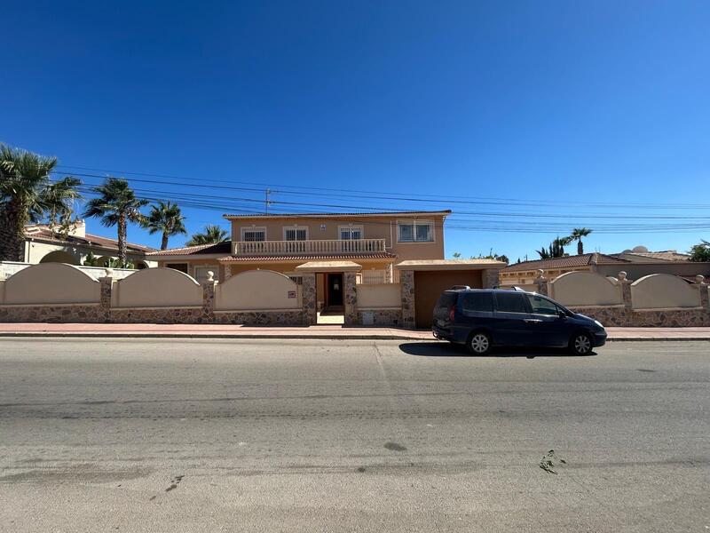 6 bedroom Villa for sale