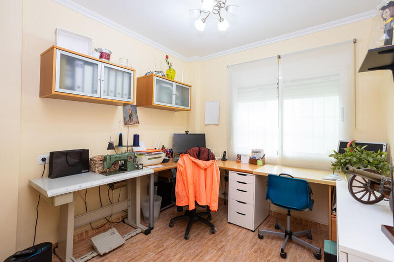 4 спальная комната городская тюрьма продается