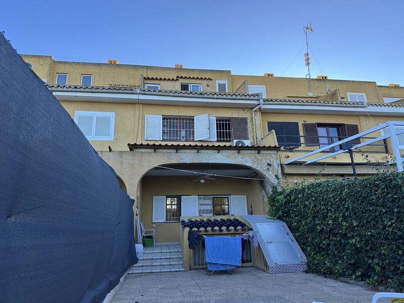 4 bedroom Townhouse for sale