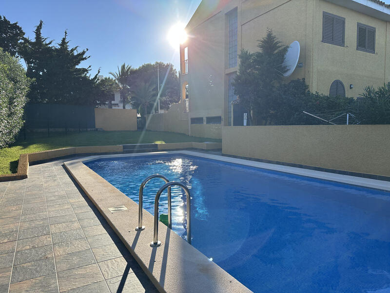 4 bedroom Townhouse for sale