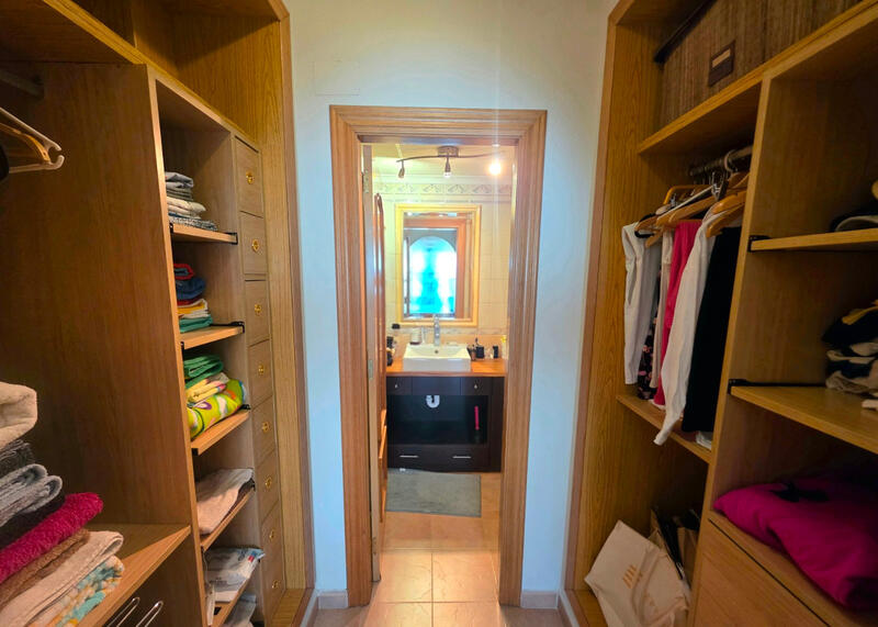 4 bedroom Townhouse for sale