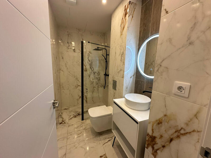 6 bedroom Apartment for sale