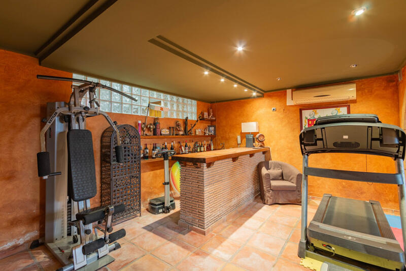 5 bedroom Townhouse for sale