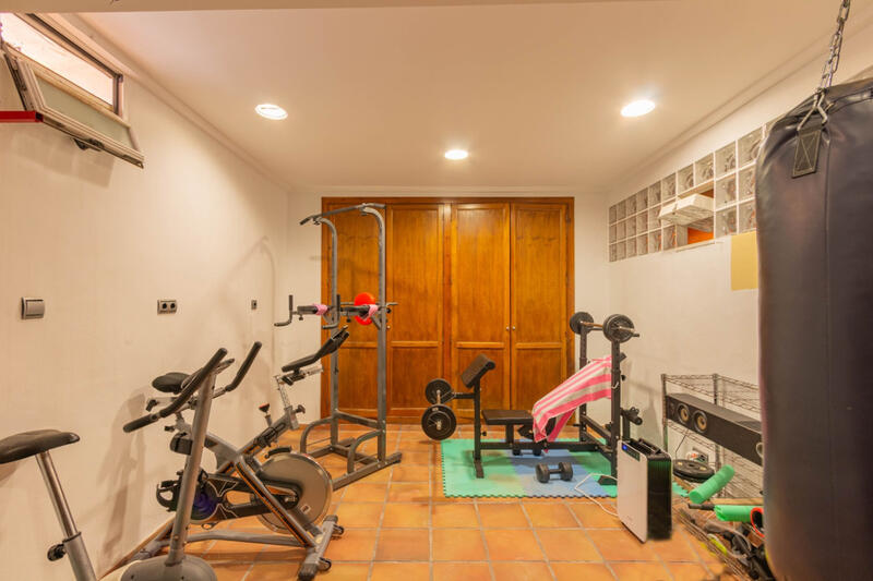 5 bedroom Townhouse for sale