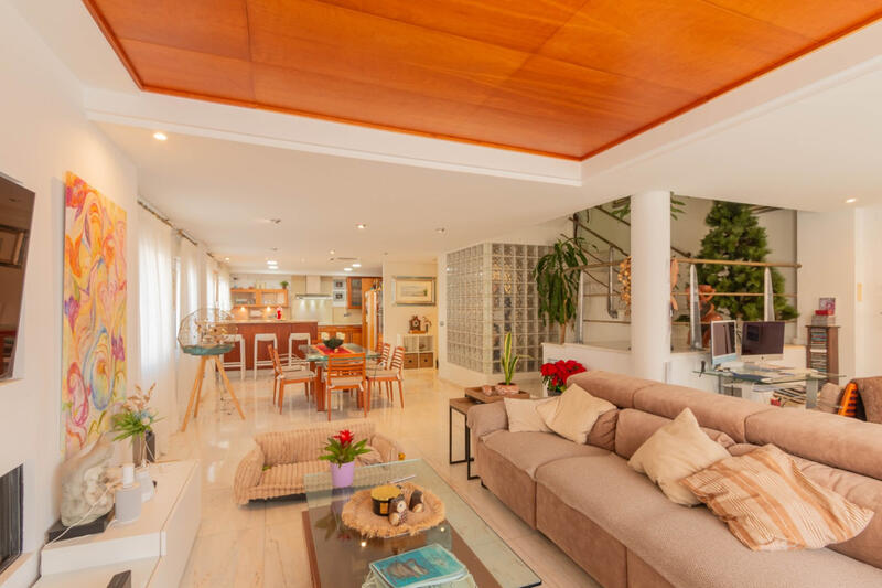 5 bedroom Townhouse for sale