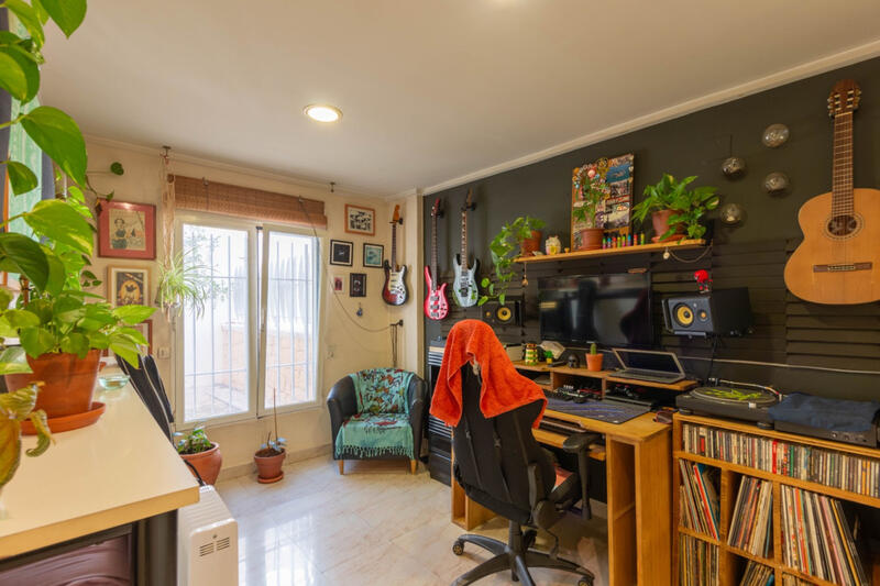 5 bedroom Townhouse for sale