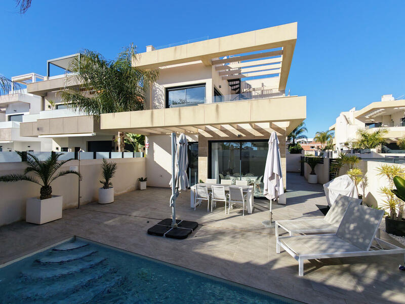 Villa til salgs i Los Montesinos, Alicante