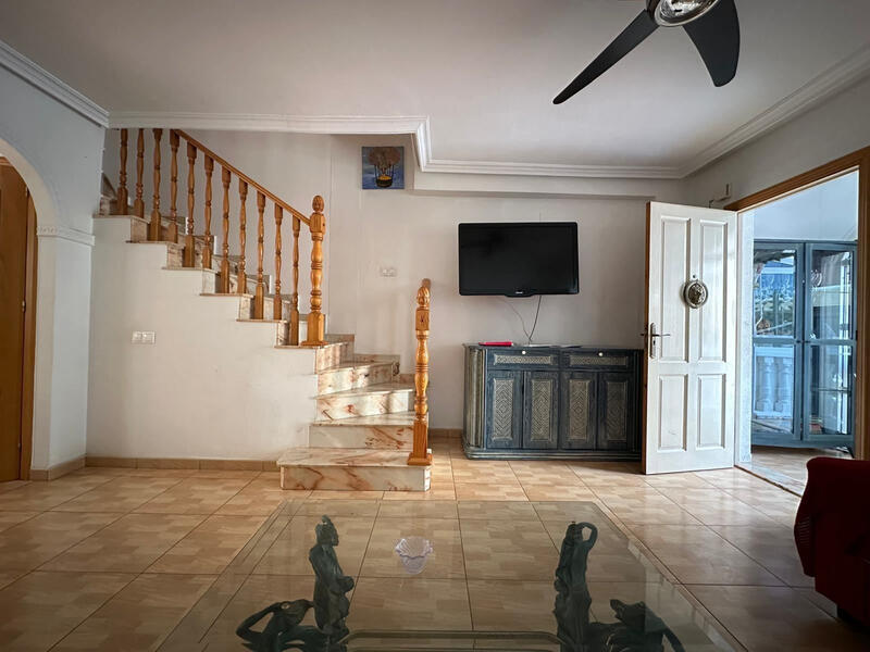 3 спальная комната городская тюрьма продается