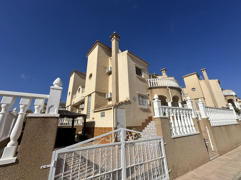 Villa till salu i Villamartin, Alicante