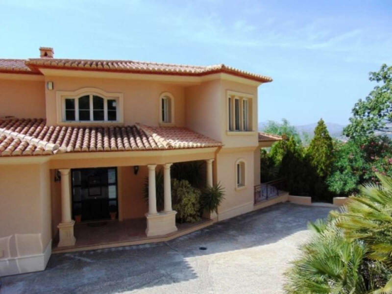 4 спальная комната вилла продается