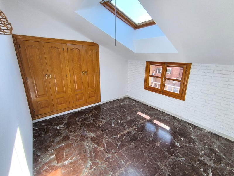 5 bedroom Townhouse for sale