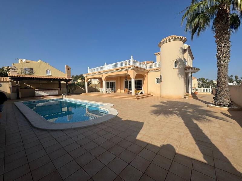 Villa zu verkaufen in La Zenia, Alicante