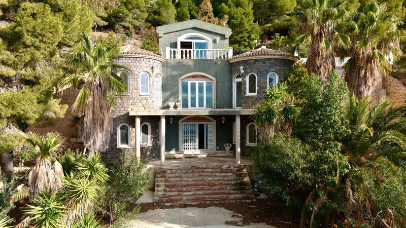 4 спальная комната вилла продается