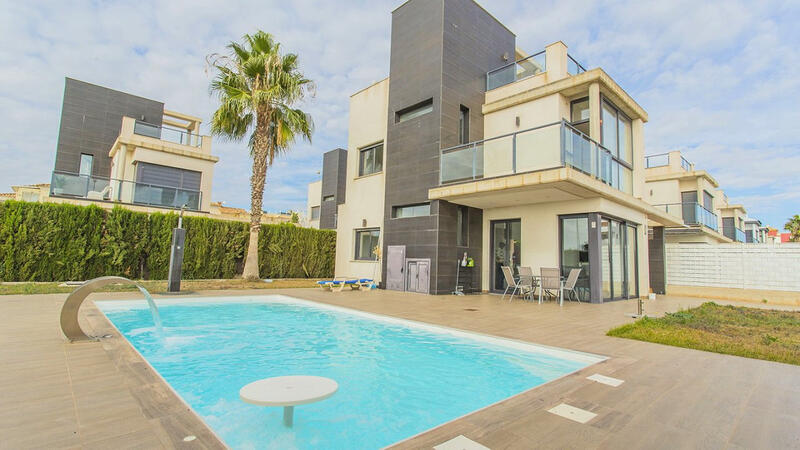 Villa til salg i Cabo Roig, Alicante