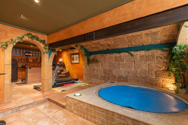 5 bedroom Townhouse for sale