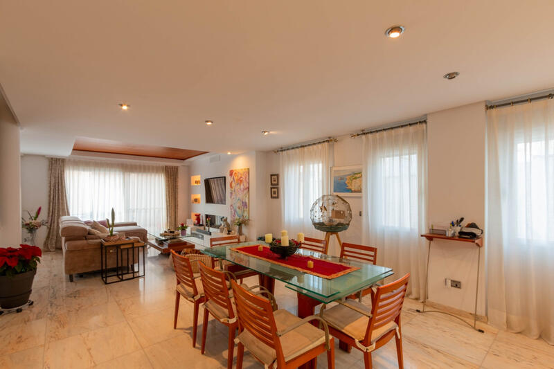 5 bedroom Townhouse for sale