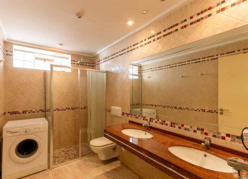 5 bedroom Townhouse for sale