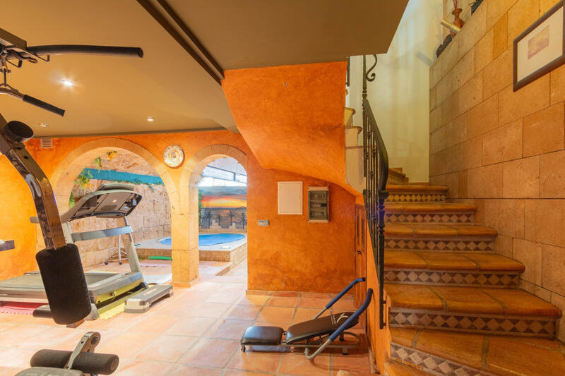 5 bedroom Townhouse for sale