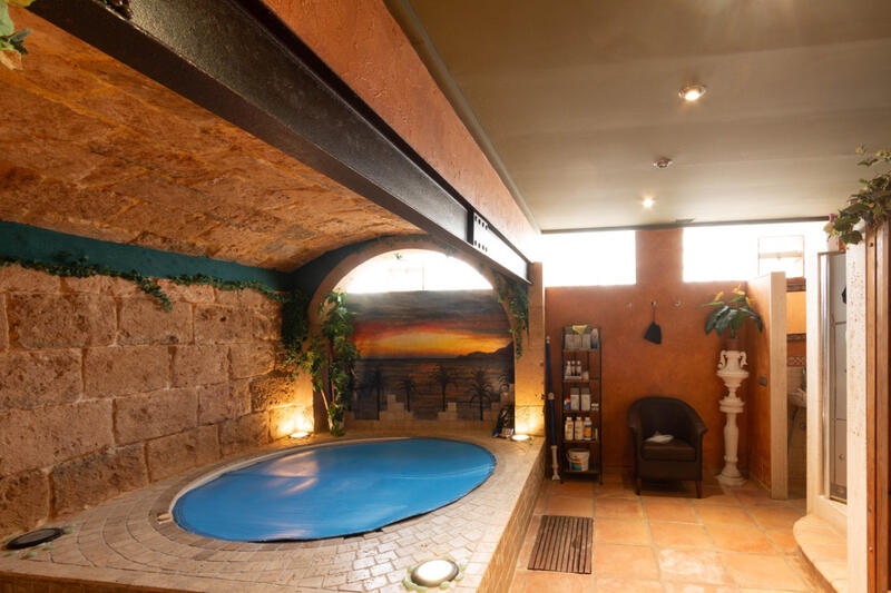 5 bedroom Townhouse for sale