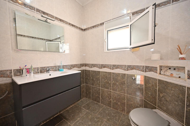 2 slaapkamer Gezinswoning Te koop