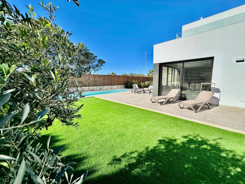 Villa til salgs i Las Colinas Golf, Alicante