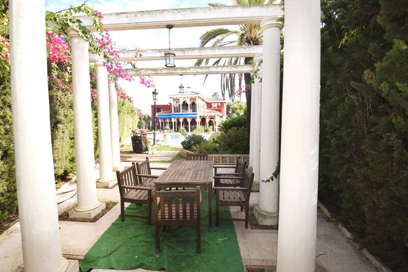 9 bedroom Villa for sale