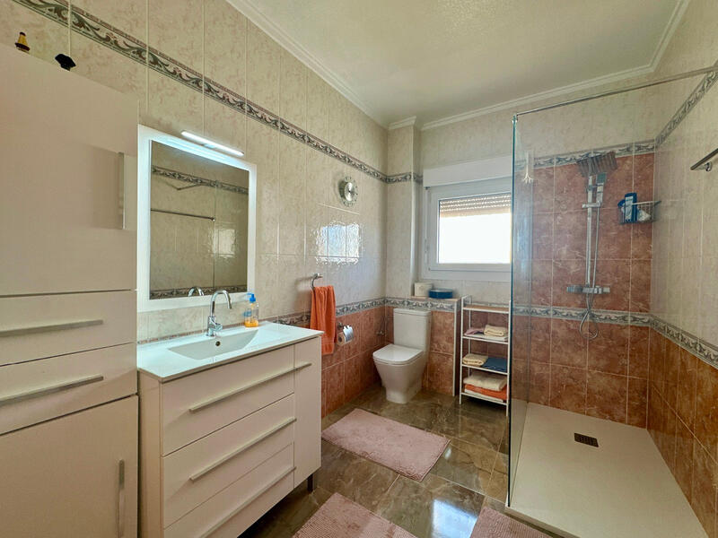 2 slaapkamer Gezinswoning Te koop