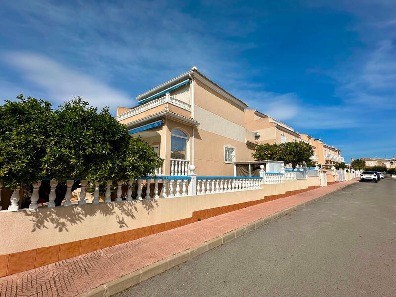 2 slaapkamer Gezinswoning Te koop