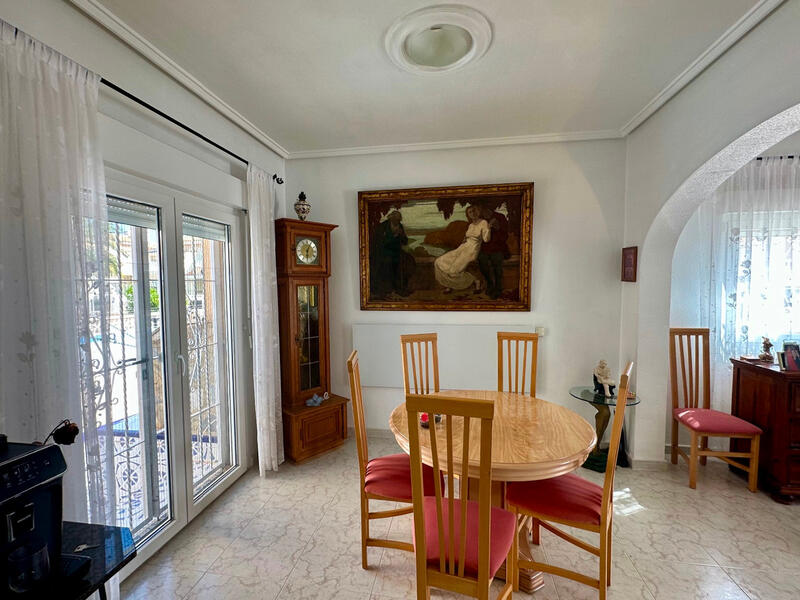 2 slaapkamer Gezinswoning Te koop