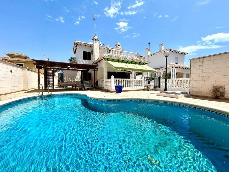 Villa en venta en La Zenia, Alicante