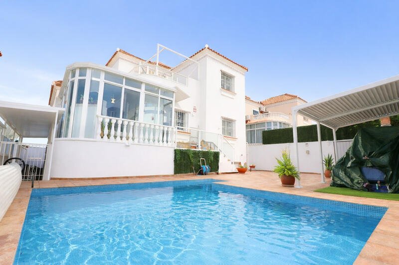Villa til salg i Villamartin, Alicante