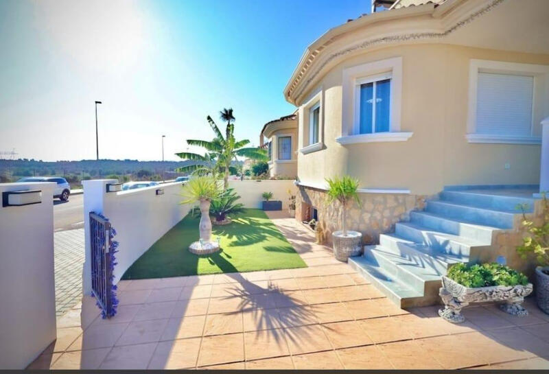 вилла продается в San Miguel de Salinas, Alicante