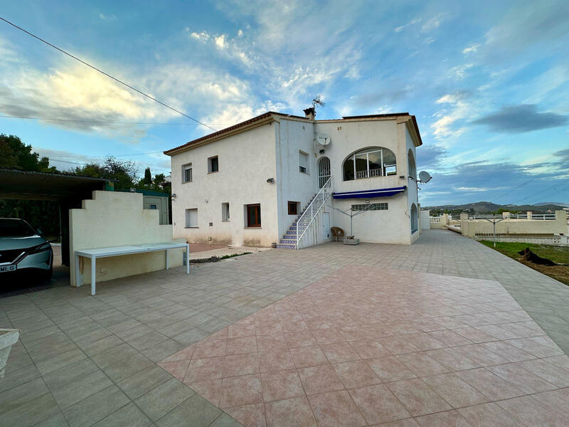 Villa en venta en Novelda, Alicante
