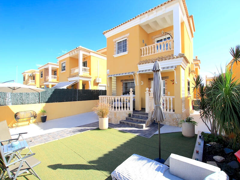 Villa til salgs i Guardamar del Segura, Alicante
