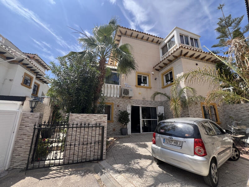 Villa en venta en La Zenia, Alicante