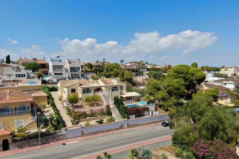 Villa en venta en Torrevieja, Alicante