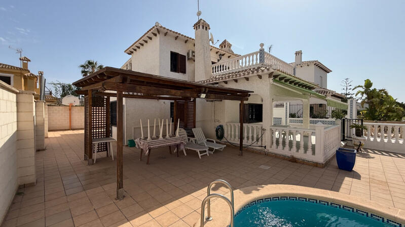 Villa til salgs i La Zenia, Alicante