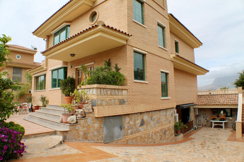 Villa for sale in Benidorm, Alicante