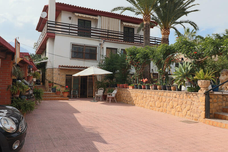 Villa for sale in La Nucia, Alicante