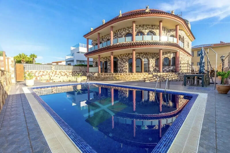 Villa for sale in La Zenia, Alicante