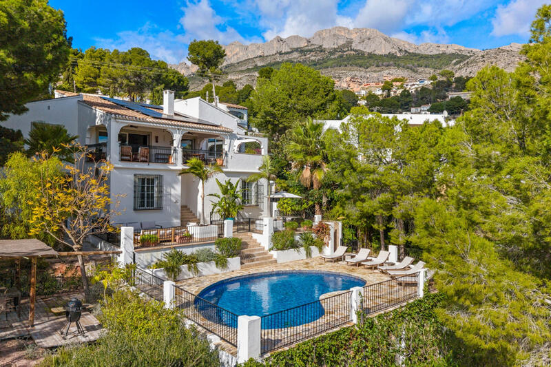 6 bedroom Villa for sale