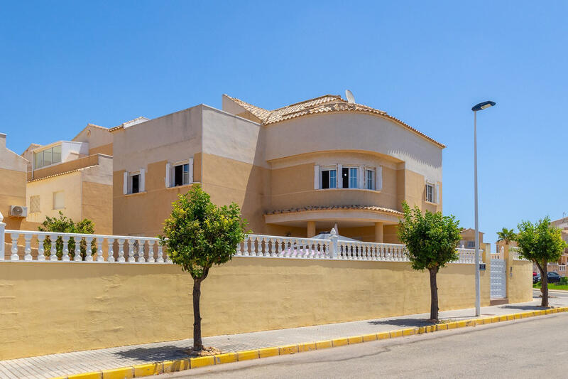 Villa en venta en Torrevieja, Alicante
