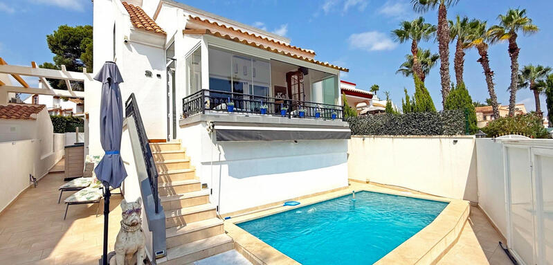 Villa til salgs i Villamartin, Alicante