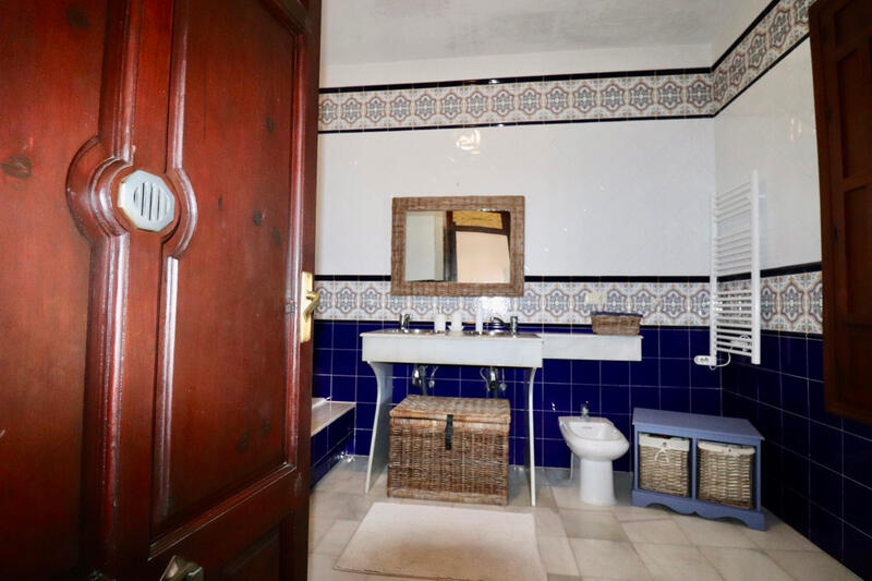 6 bedroom Villa for sale