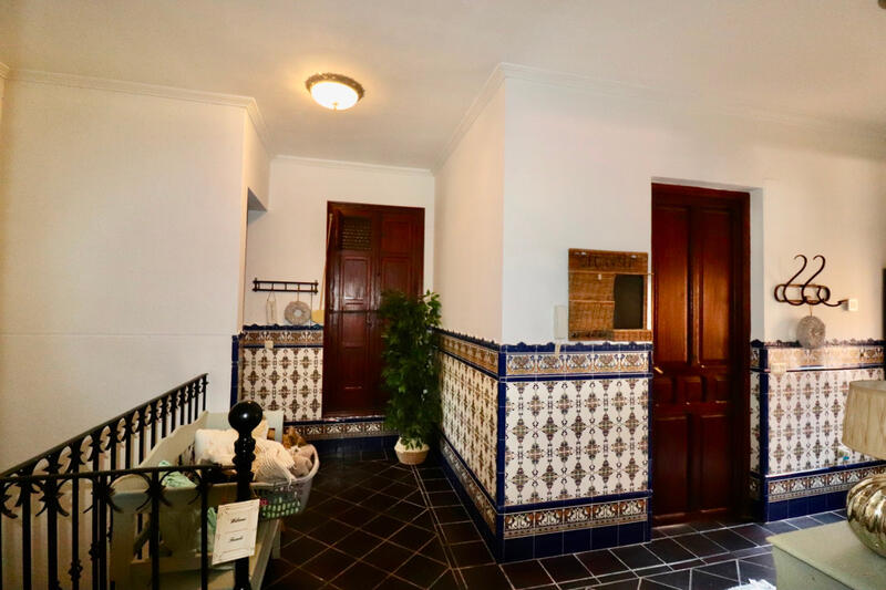 6 bedroom Villa for sale
