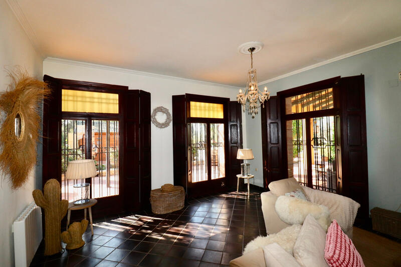 6 bedroom Villa for sale