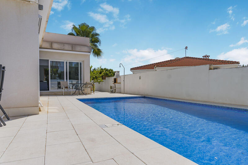 Villa for sale in Mil Palmeras, Alicante