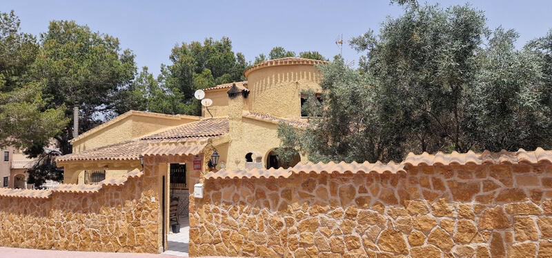 Villa en venta en Villamartin, Alicante