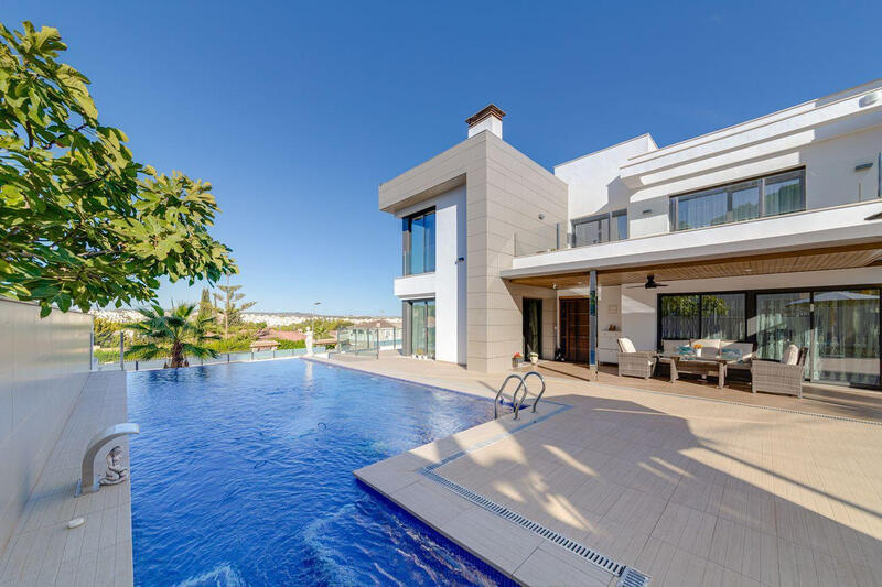 Villa for sale in Los Balcones, Alicante
